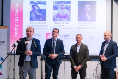 Konferencja w Urban Lab - od lewej: Prezydent Konrad Fijołek, Paweł Jażdżewski i Mateusz Błoniarz - firma Propjet oraz Kamil Czyż - Zastępca Dyrektora Wydziału Promocji i Współpracy Międzynarodowej