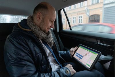 Prezydent Konrad Fijołek korzystający z nowej aplikacji, fot. Grzegorz Bukała/UM Rzeszów