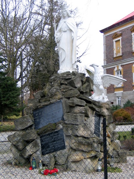 Figura Matki Boskiej Królowej Polski w zespole d. Krajowej Niższej Szkoły Rolniczej w Miłocinie (1926 r.) umieszczona na kamiennym kopcu poświęconym pomięci uczniów Szkoły Rolniczej, którzy polegli w obronie ojczyzny w latach 1914-1920