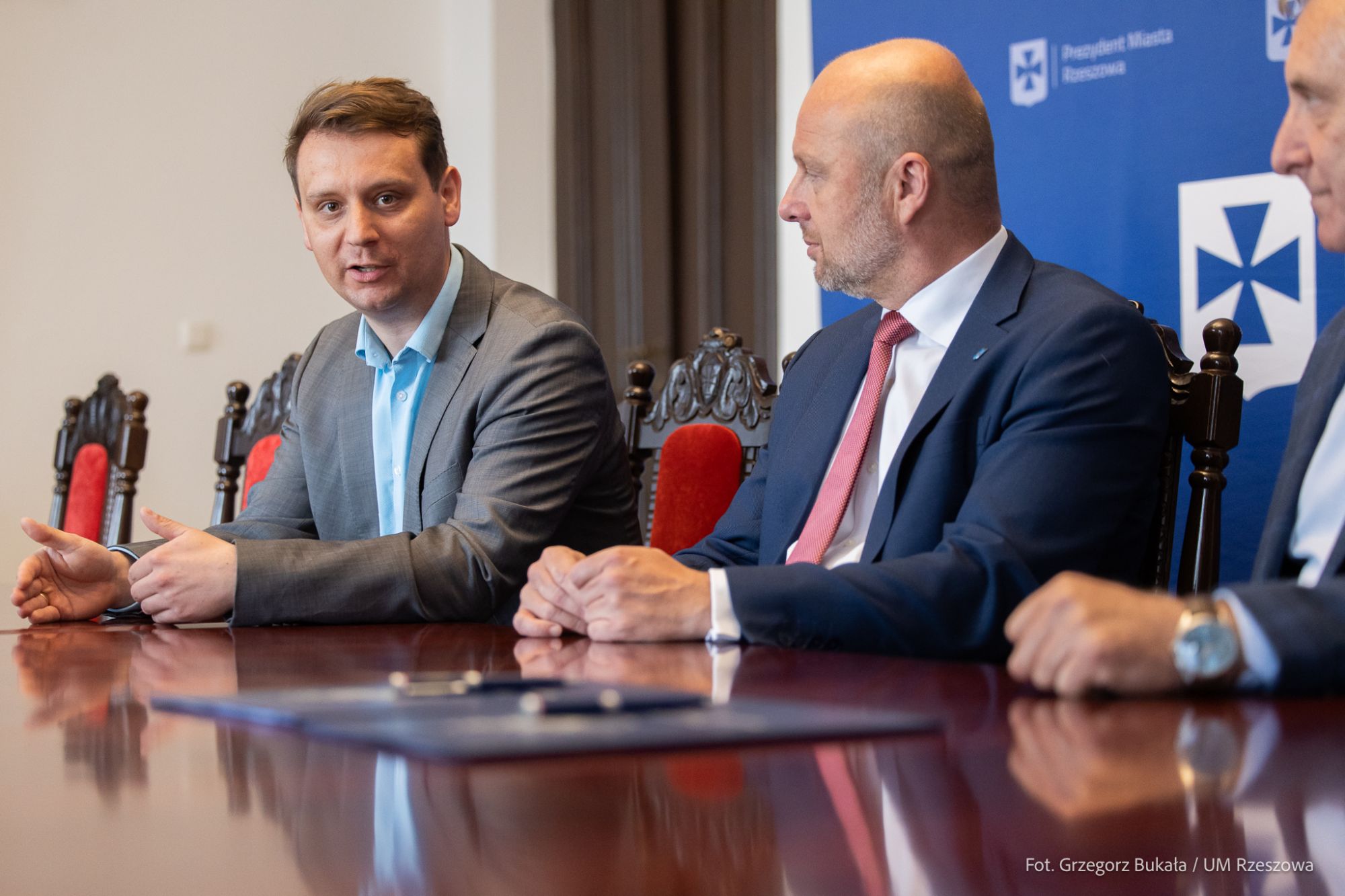 zdjęcie z podpisania umowy z wykonawcą mini - rond na rzeszowskich skrzyżowaniach, fot. Grzegorz Bukała, Urząd Miasta Rzeszowa