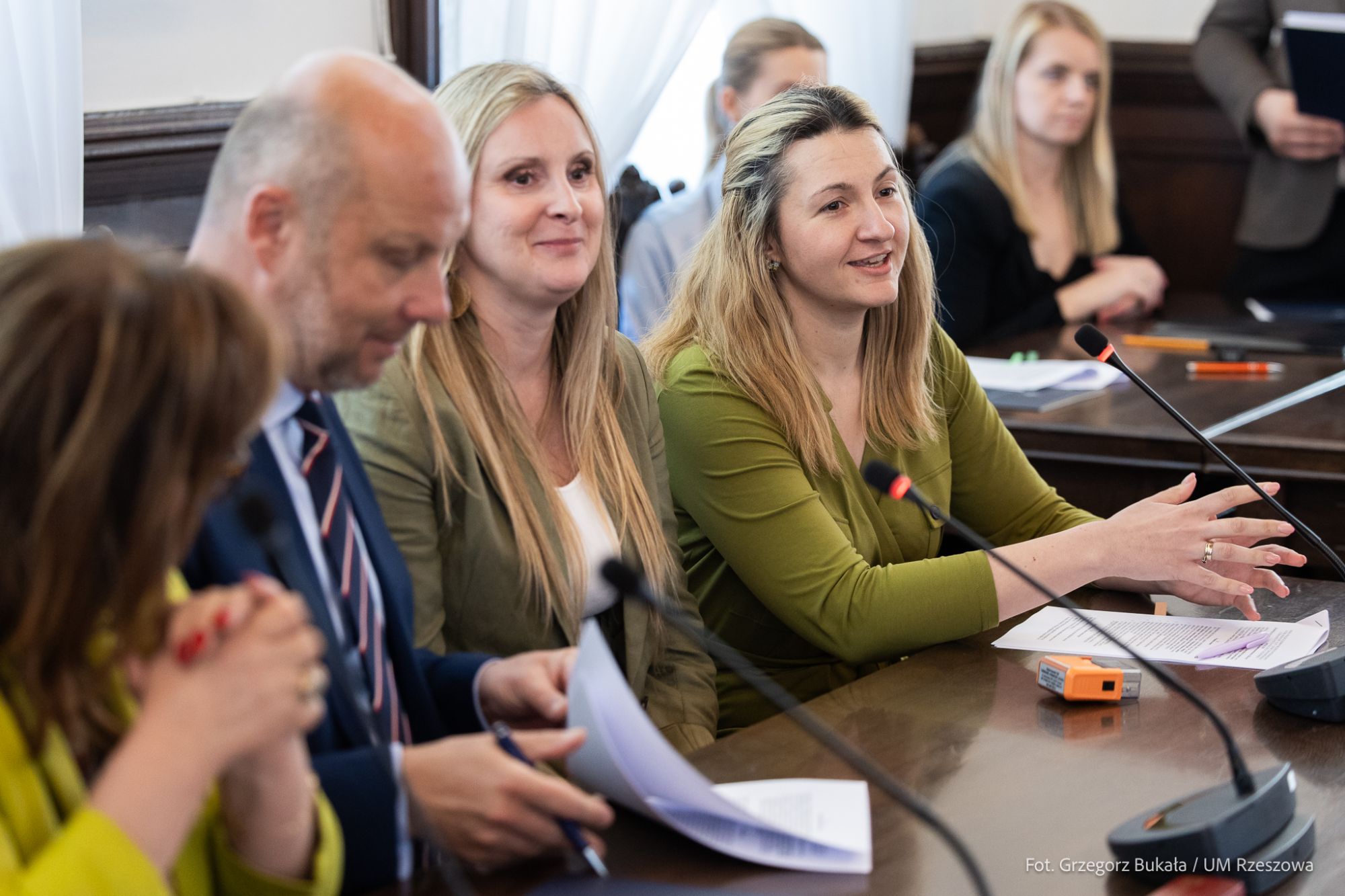zdjęcie z uroczystego podpisywania umów z organizacjami pozarządowymi w Rzeszowie, fot. Grzegorz Bukała, Urząd Miasta Rzeszowa