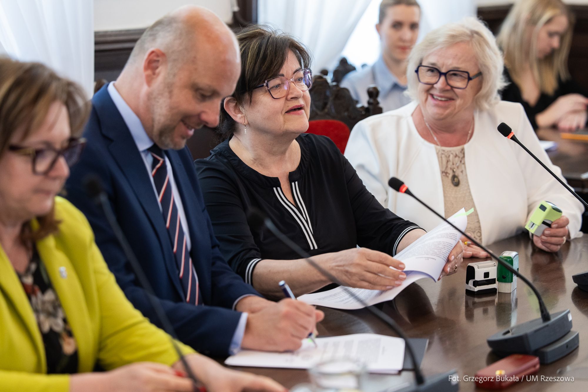 zdjęcie z uroczystego podpisywania umów z organizacjami pozarządowymi w Rzeszowie, fot. Grzegorz Bukała, Urząd Miasta Rzeszowa