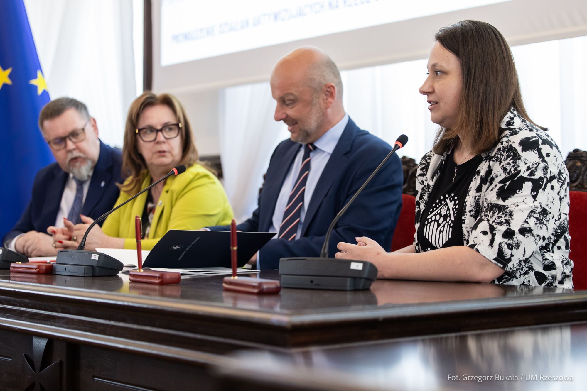 zdjęcie z uroczystego podpisywania umów z organizacjami pozarządowymi w Rzeszowie, fot. Grzegorz Bukała, Urząd Miasta Rzeszowa