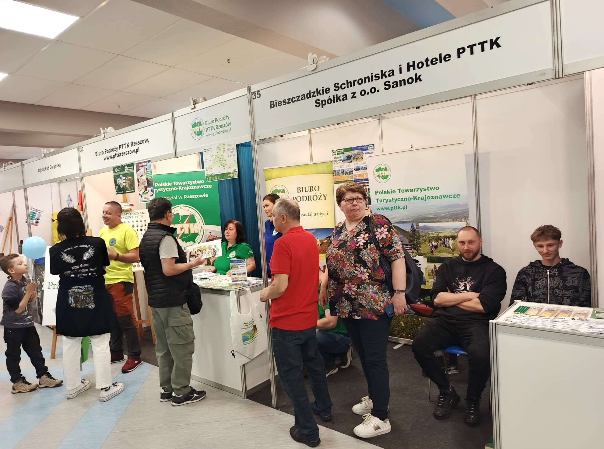 wystawcy targów turystycznych w ramach wydarzenia Rzeszów Bramą Karpat 2026, fot. Urząd Miasta Rzeszowa