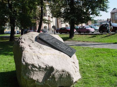 Obelisk upamiętniający cmentarz żydowski położony w otoczeniu synagog, który został zniszczony w wyniku działań okupanta w czasie II wojny światowej