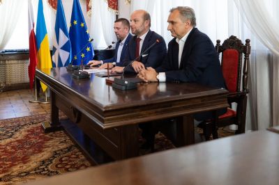 Zdjęcie ilustrujące podpisanie umowy na dokumentację przebudowy dróg na os. Budziwój w Rzeszowie | fot. Grzegorz Bukała/Urząd Miasta Rzeszowa wa