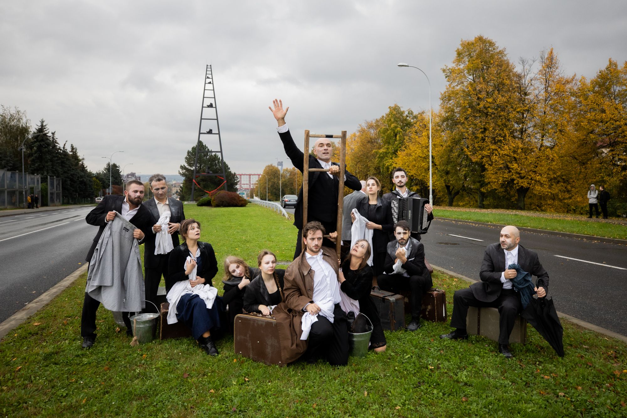 Zdjęcie z uroczystego odsłonięcia rzeźby Drabina do nieba. Fot Grzegorz Bukała UMRz