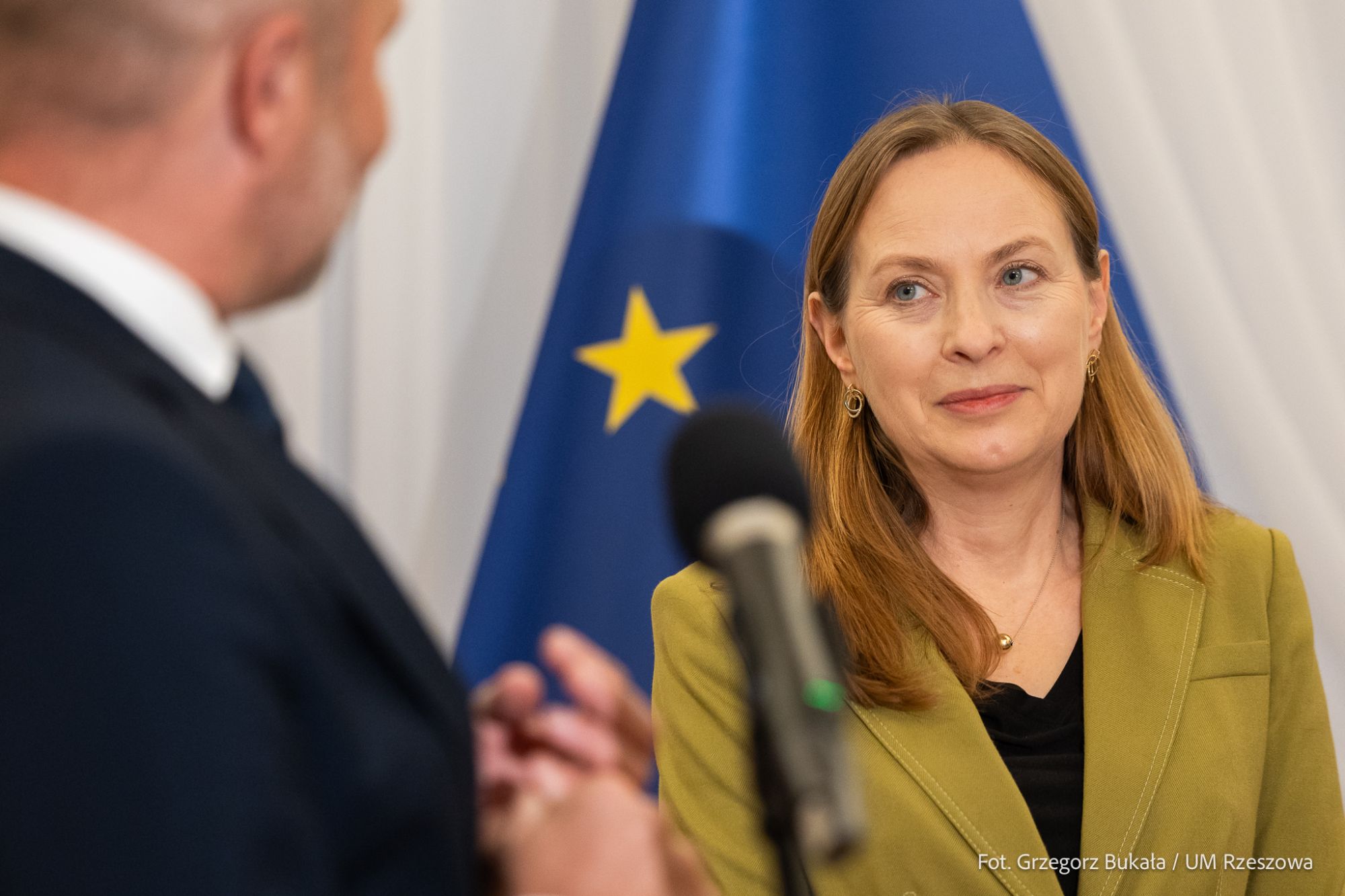 Katarzyna Pełczyńska-Nałęcz, Minister Funduszy i Polityki Regionalnej i Konrad Fijołek, Prezydent Miasta Rzeszowa podczas podpisania umowy w sprawie dofinansowania bdowy kładki, fot. Grzegorz Bukała / Urząd Miasta Rzeszowa
